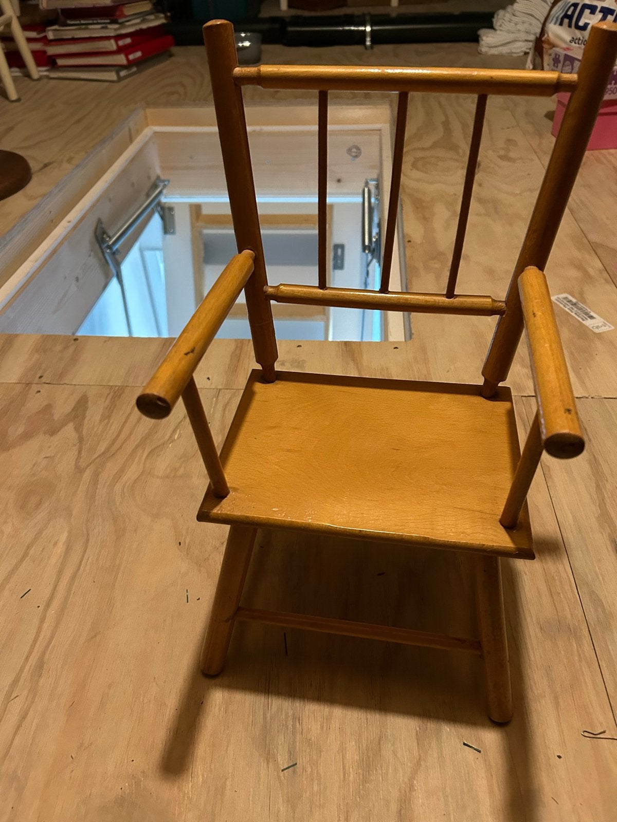 Vintage houten kinderstoel met armleuningen, Ophalen