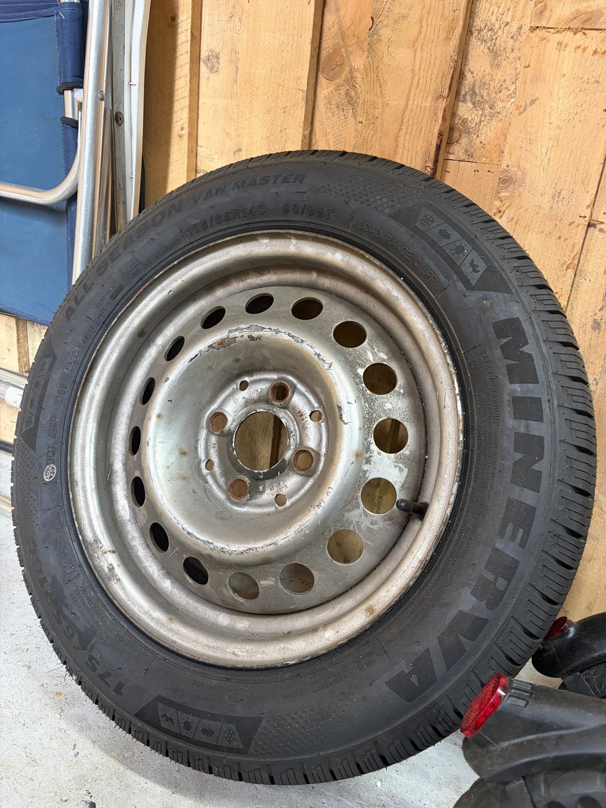 Minerva All Season band op stalen velg 175/65R14C, Ophalen, 14 inch, 175 mm, Banden en Velgen