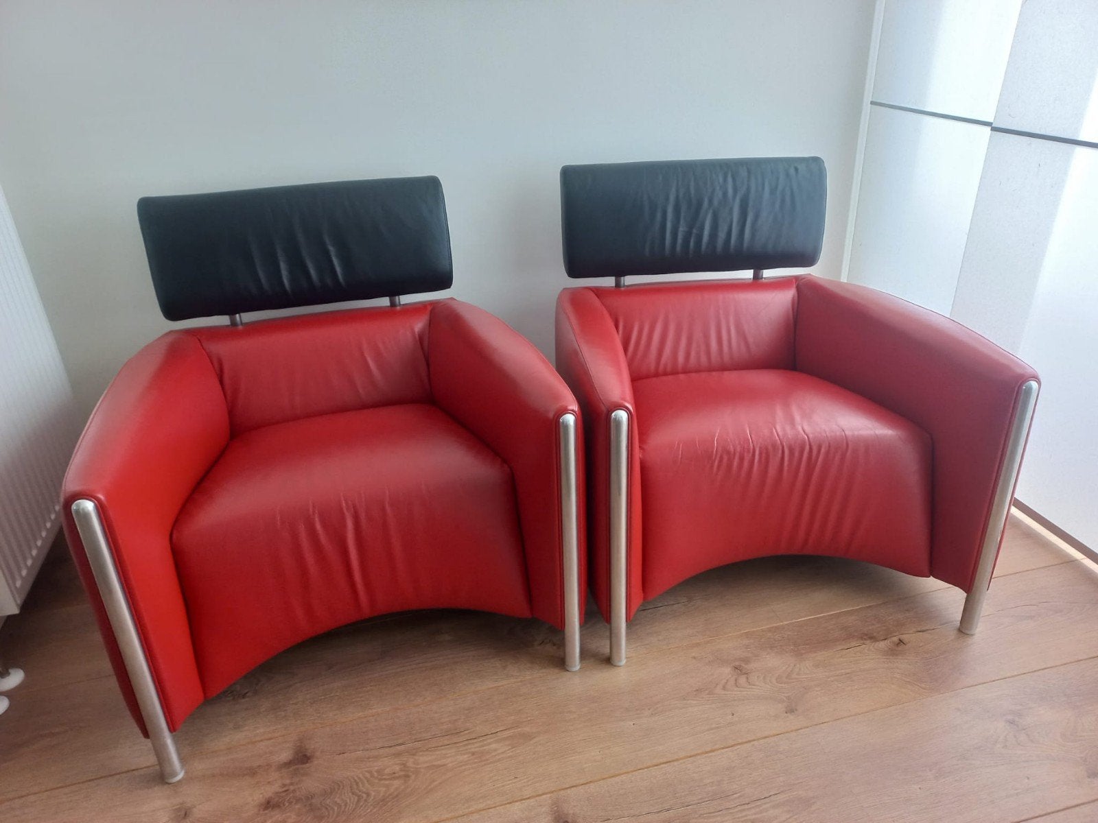 Titel: 2 Leolux leren designfauteuils – rood/zwart – €700 se, Ophalen, 75 tot 100 cm, Leer, 75 tot 100 cm
