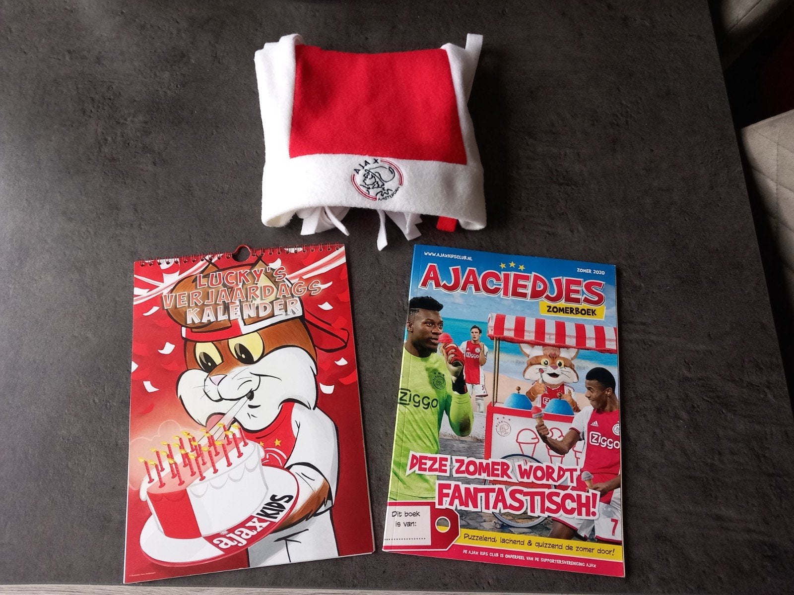 Ajax zomerboek, verjaardagskalender en muts - Nieuw!, Verzamelen, Ophalen of Verzenden, Nieuw, Ajax, Boek of Tijdschrift