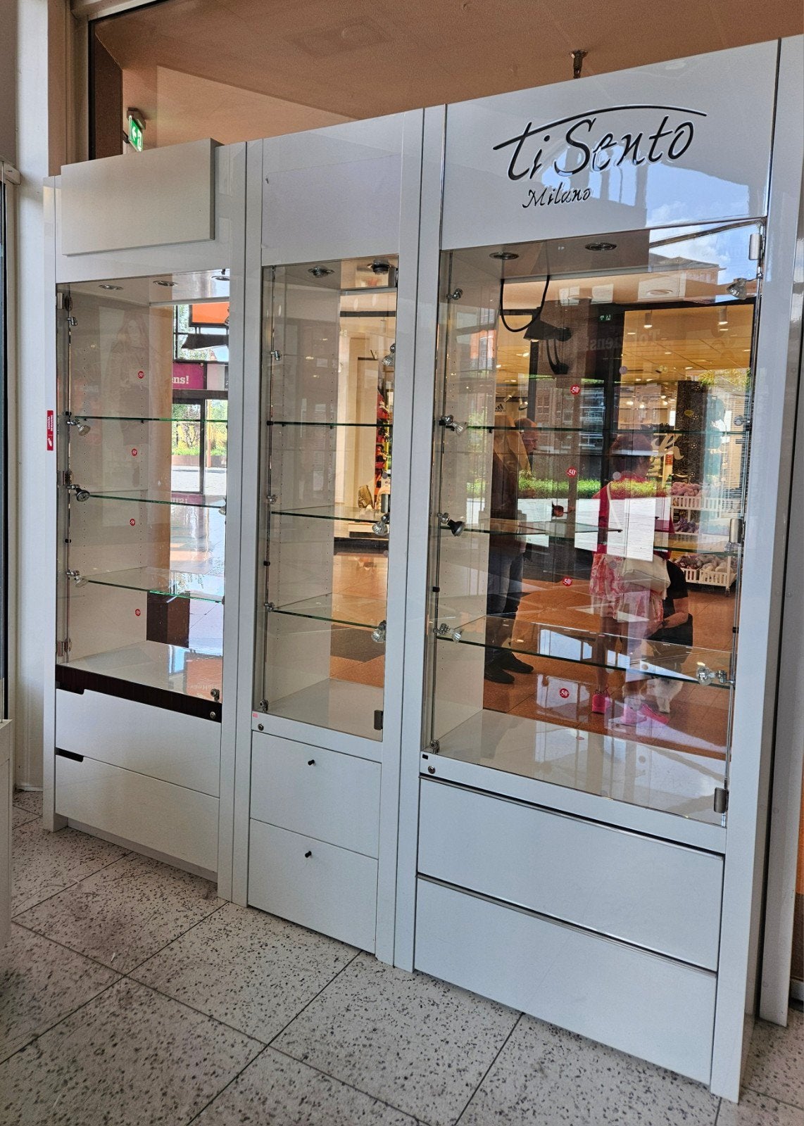 Vitrinekasten / Juwelierskasten met slot en verlichting, Ophalen