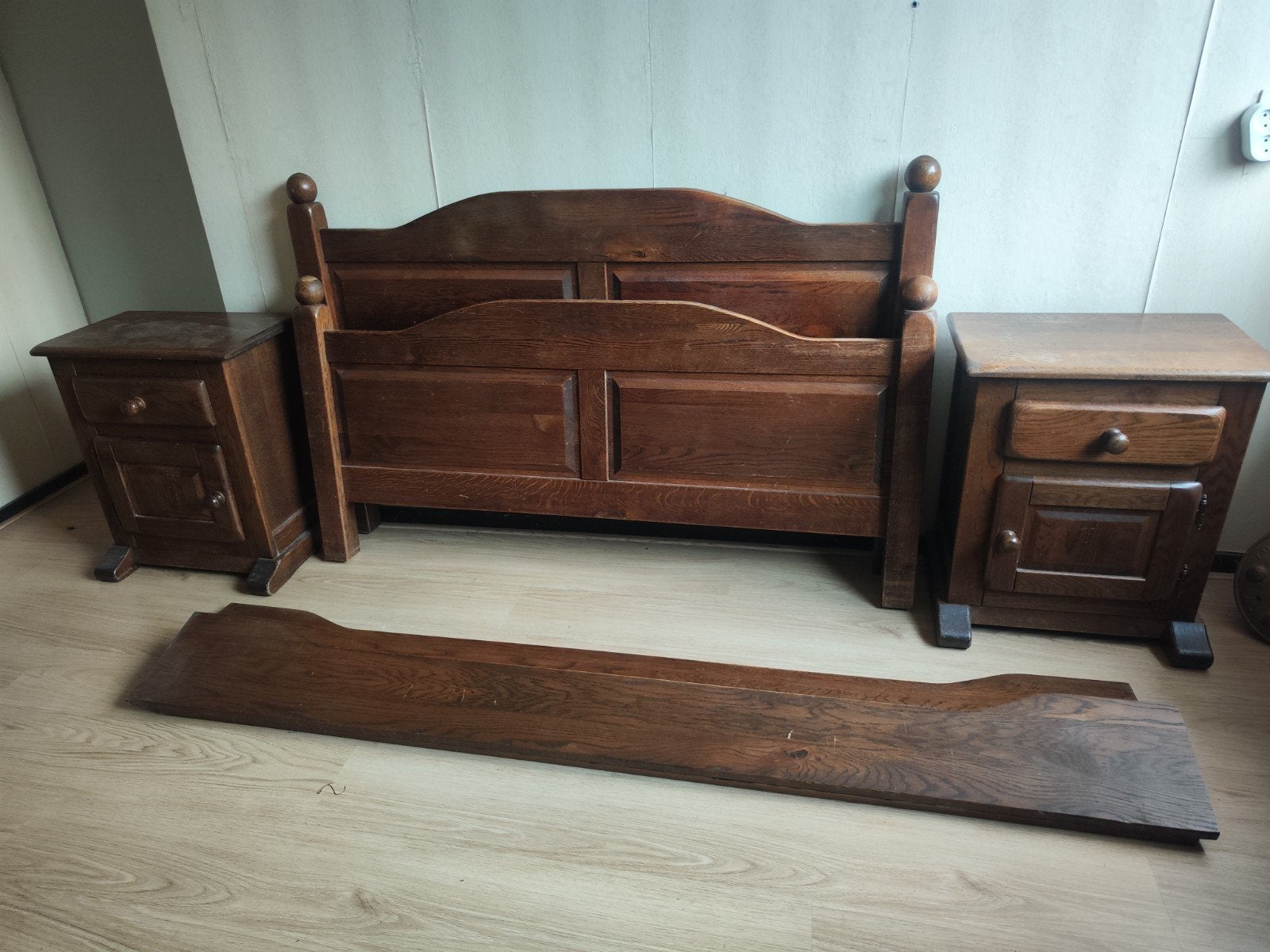 eikenhouten bed met nachtkastje, Ophalen