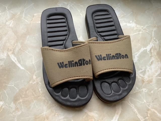 slippers merk Wellington, maat 39, Kleding | Dames, Beige, Ophalen of Verzenden, Zo goed als nieuw, Slippers