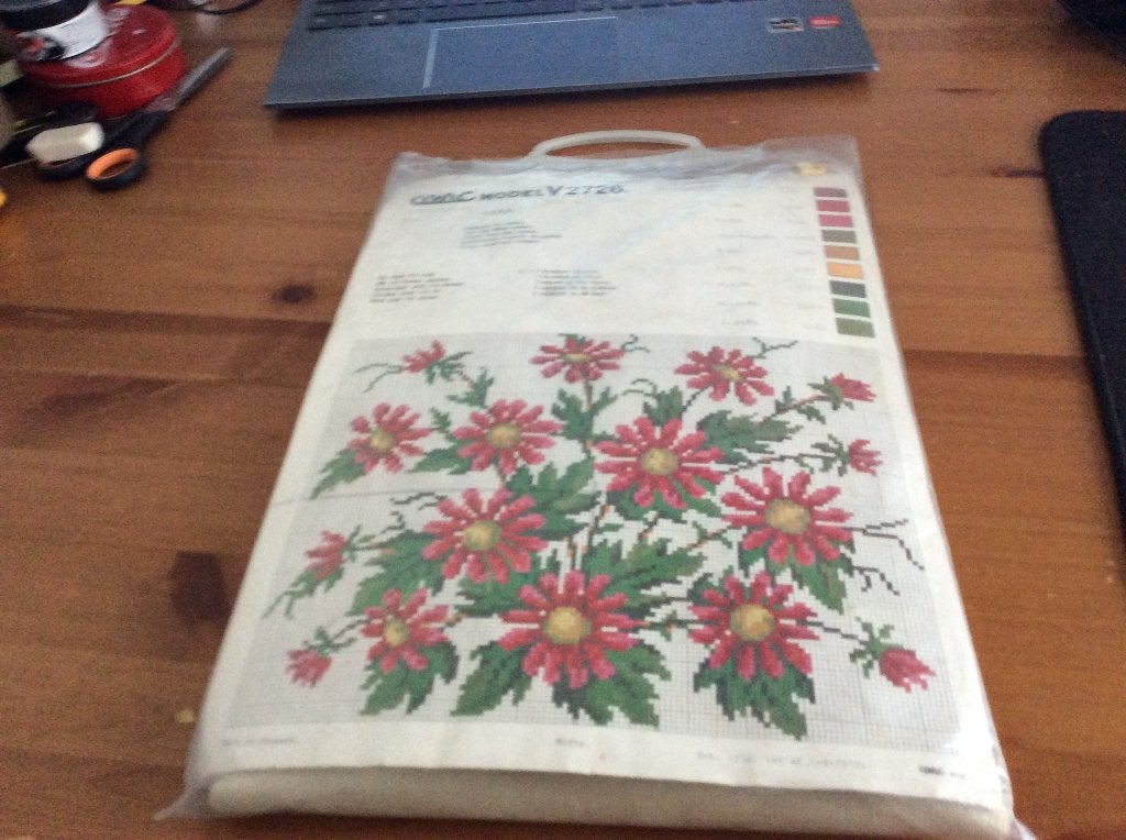 Borduurpakket CeWeC Model V2726 bloemen. 40 x 48 cm, Ophalen of Verzenden, Nieuw, Handborduren, Borduurpakket