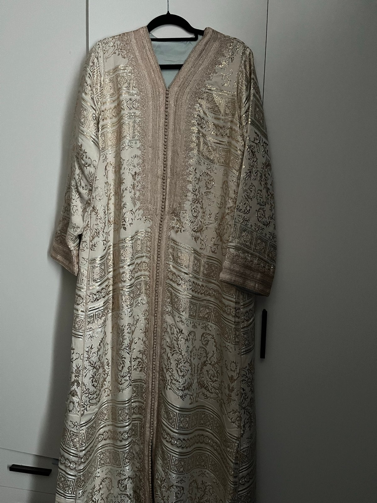 Elegante Kaftan met Gouden Borduurwerk, Beige, Zo goed als nieuw, Onder de knie, Ophalen