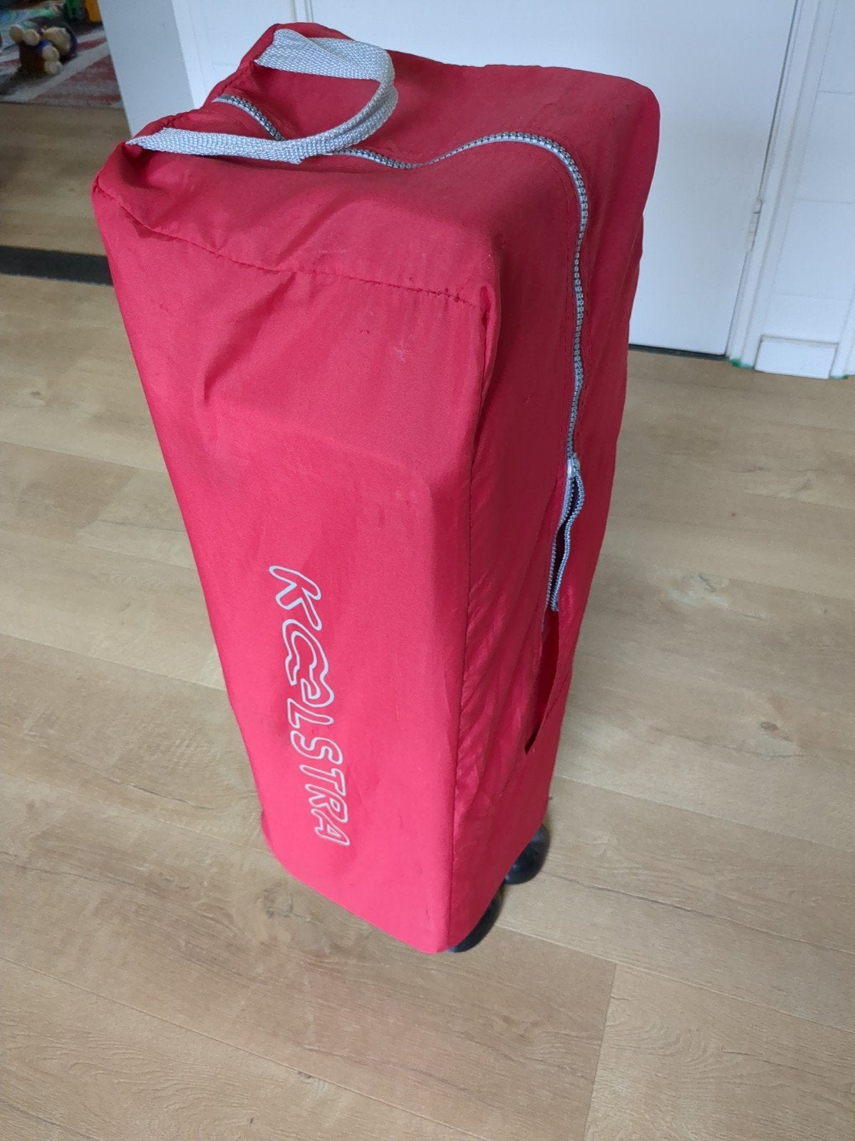 Campingbedje rood met wieltjes, rits, matrasje en hoes, Ophalen, Gebruikt, 70 tot 85 cm, Minder dan 140 cm