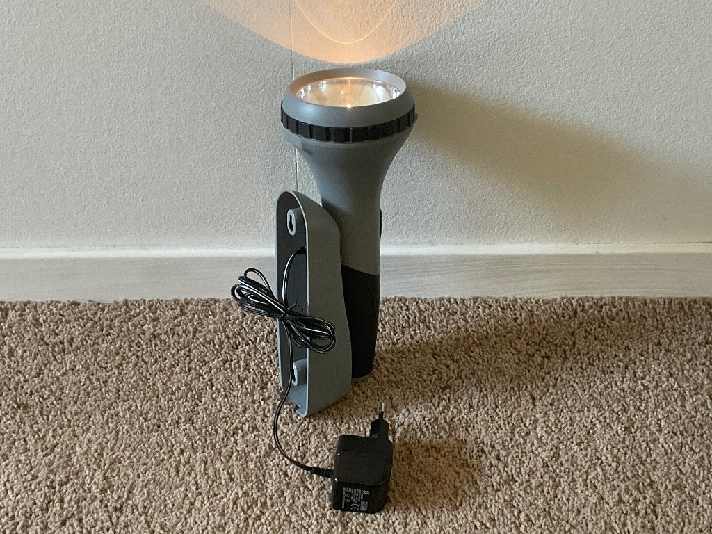 Zaklantaarn ( oplaadbaar ) met adapter en wandhouder, Ophalen of Verzenden, Nieuw, Batterij