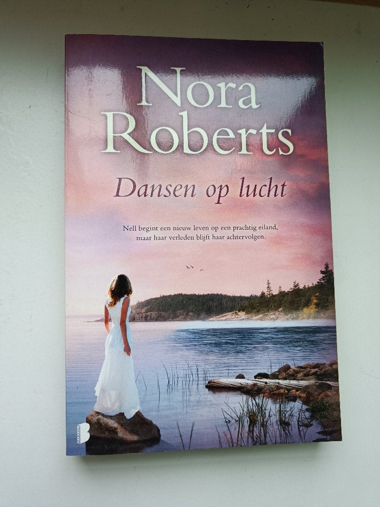 Nora Roberts – Eiland van de drie zusters - Dansen op lucht, Boeken, Ophalen of Verzenden, Gelezen, Nora Roberts