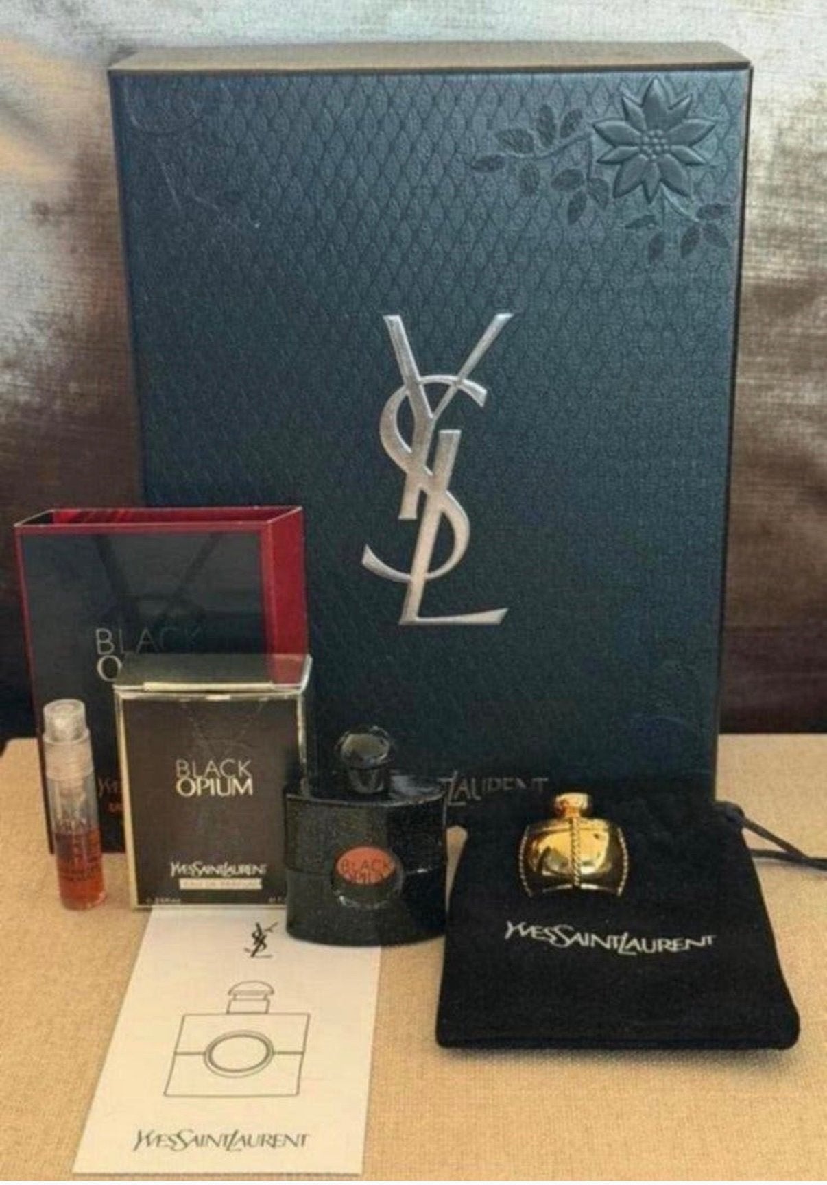 Prachtige, goudkleurige broche, van flacon & miniatuur edp, Verzenden, Nieuw, Miniatuur, Gevuld
