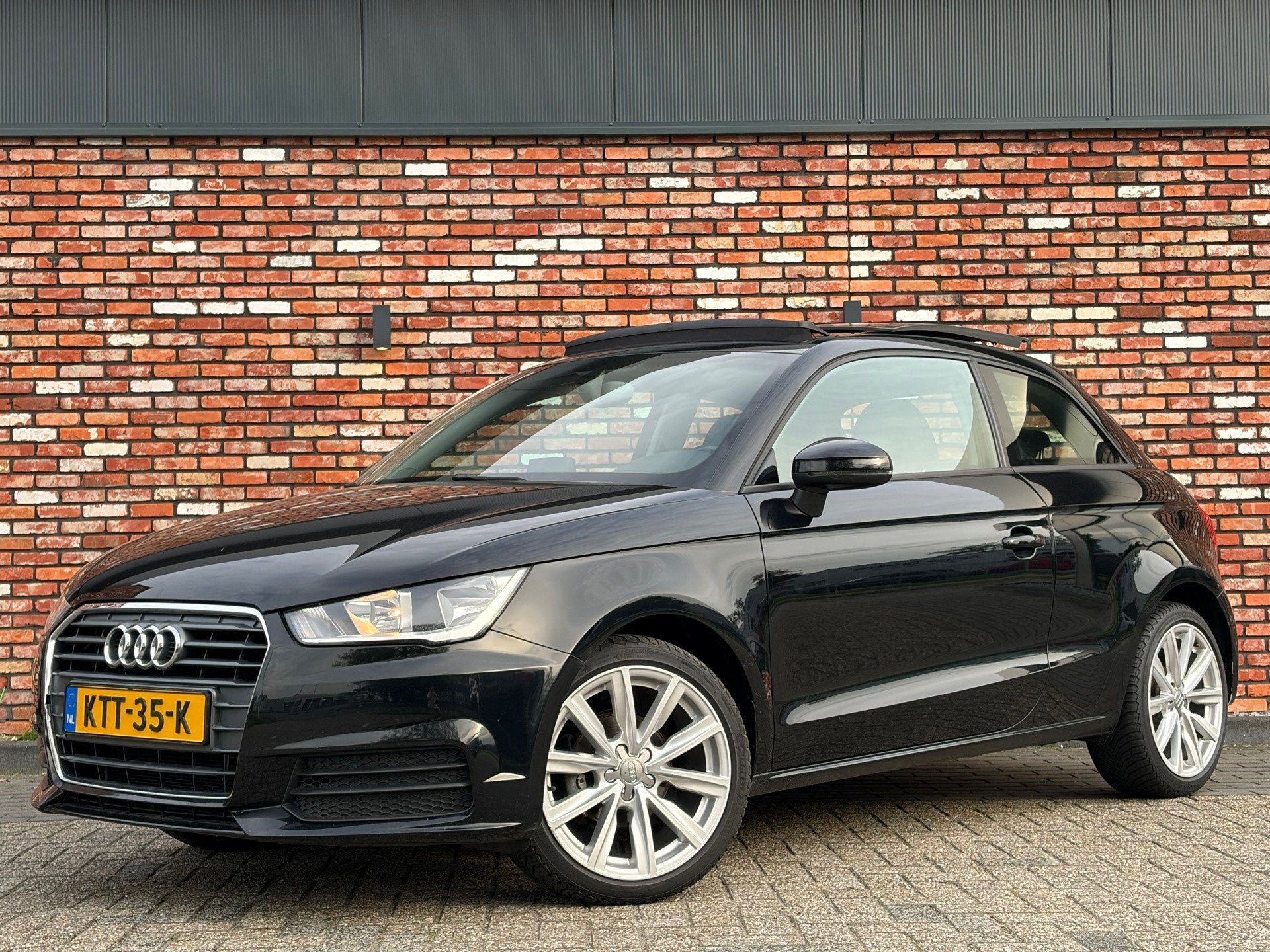 Audi A1 1.0 TFSI Sport Pano Stoelverw Navi Bluetooth 125000k, Voorwielaandrijving, Stof, 95 pk, 4 stoelen
