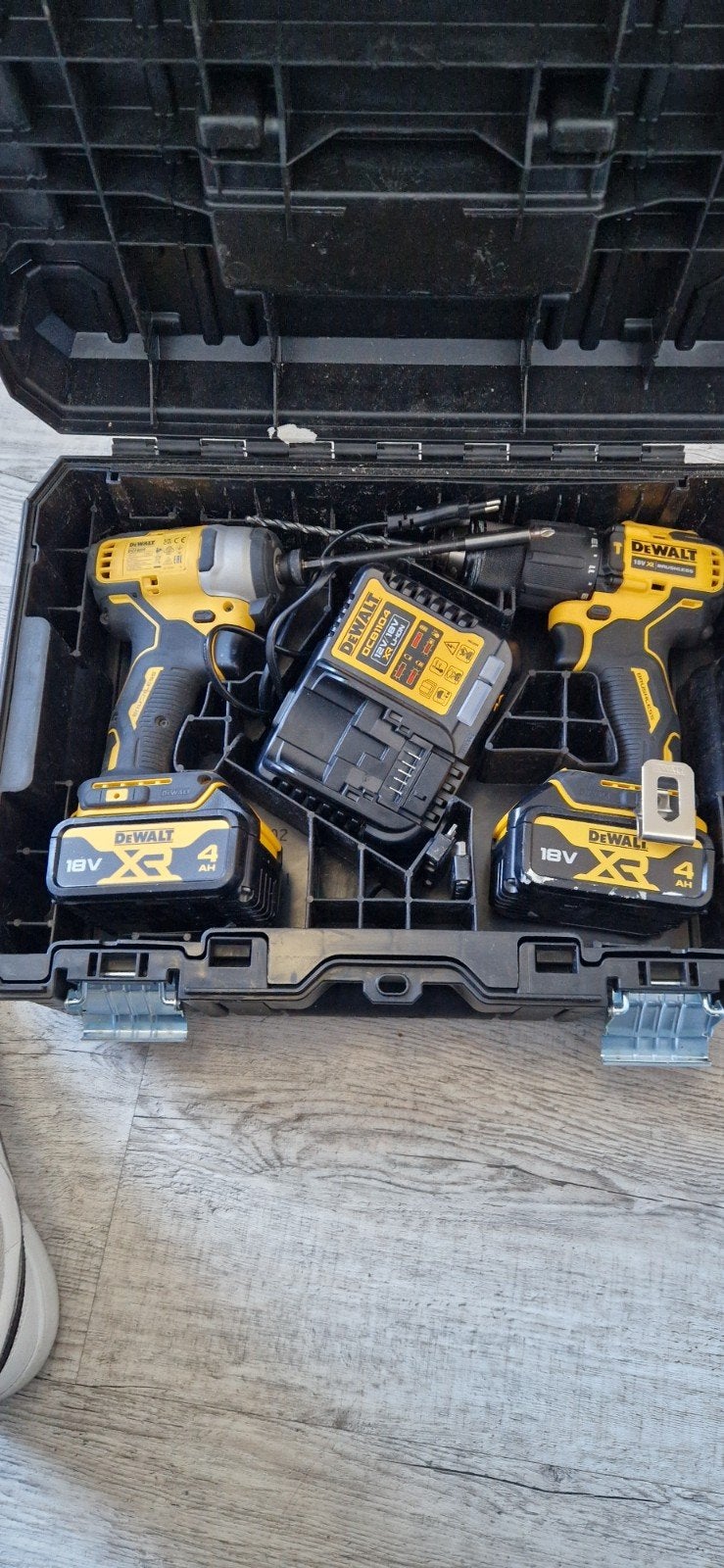 DeWALT DCK2062M2T-QW 18V XR Brushless combiset