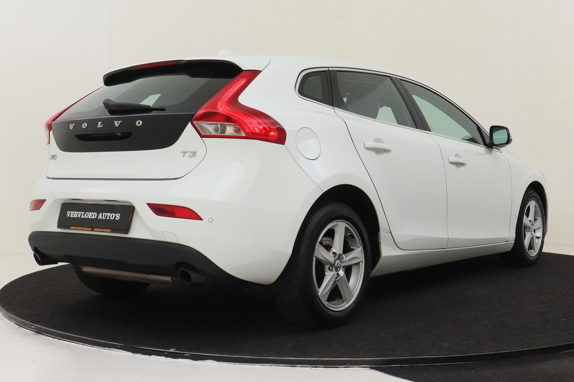 Volvo V40 T3 MOMENTUM -CAMERA|AUTOM.PARK|VERW.VOORRUIT|KEYLE, Auto's, Voorwielaandrijving, Gebruikt, Automatische klimaatregeling