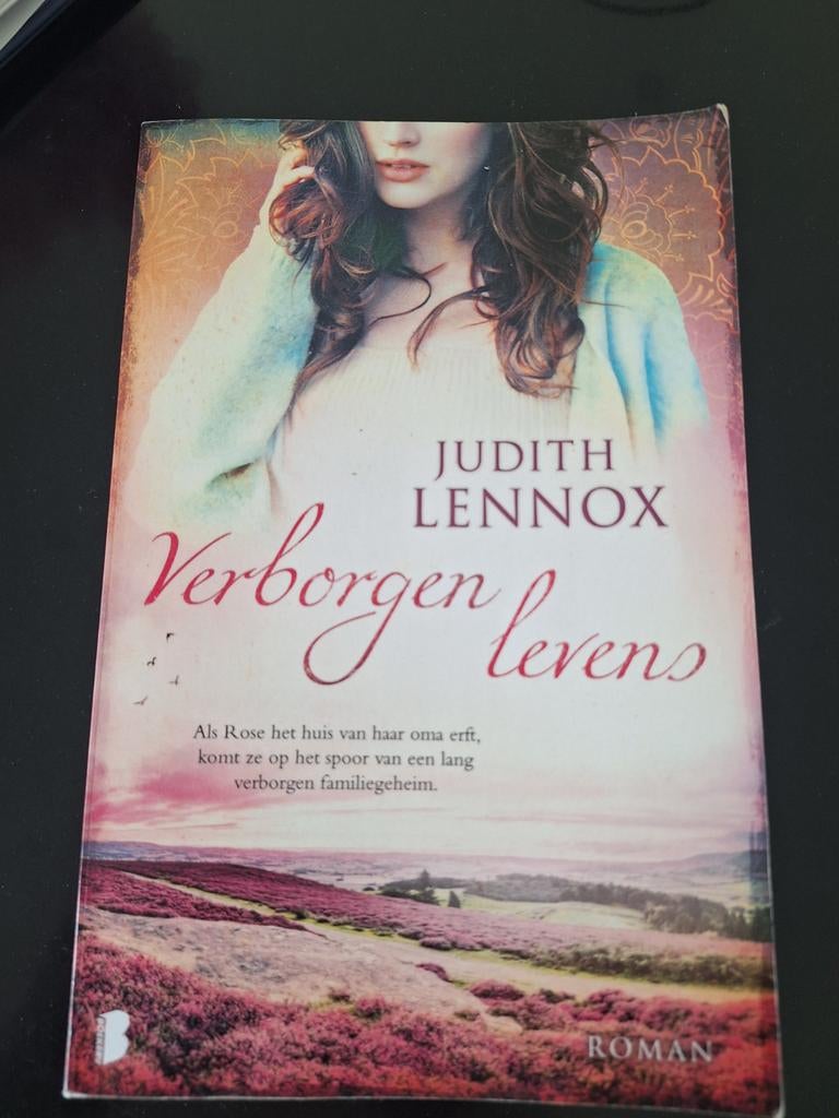 Verborgen levens. Schrijfster Judith Lennox., Boeken, Ophalen of Verzenden