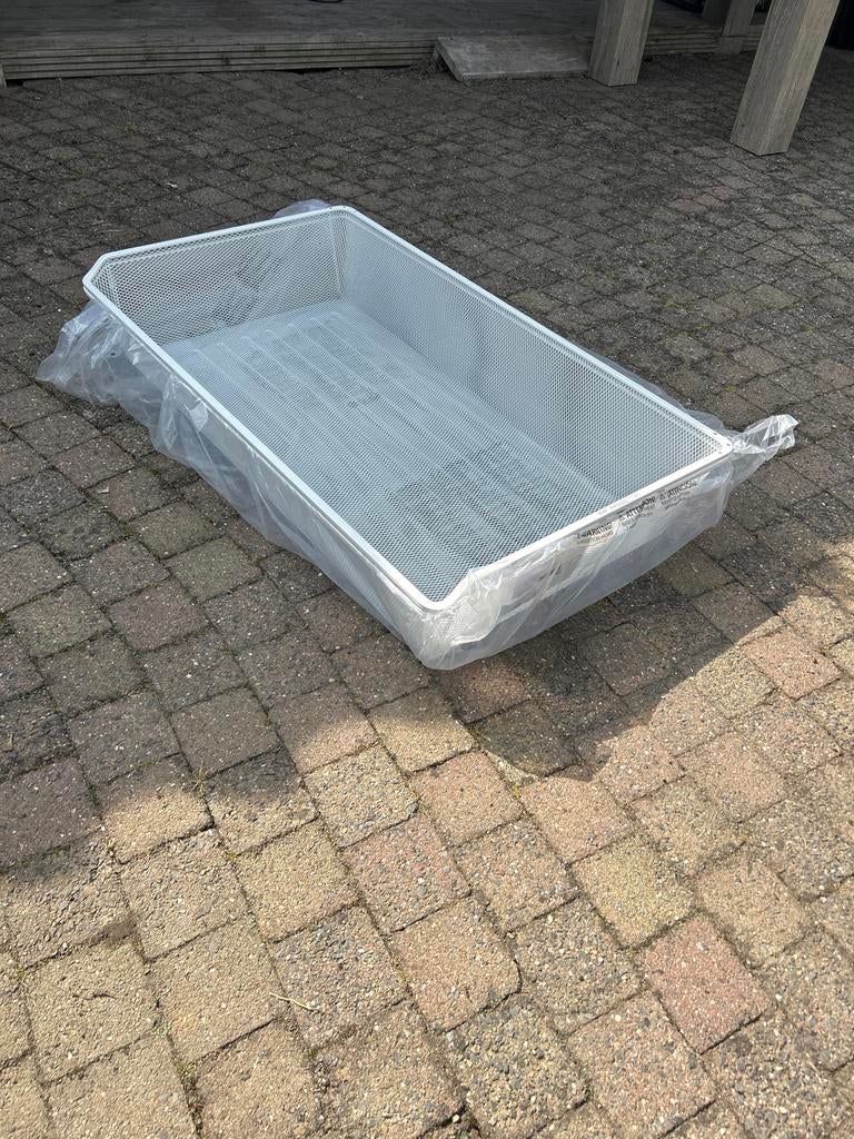 2x Nieuwe IKEA mand - Wit metalen opbergmand, Huis en Inrichting, Woonaccessoires | Schalen en Manden, Overige materialen, Mand