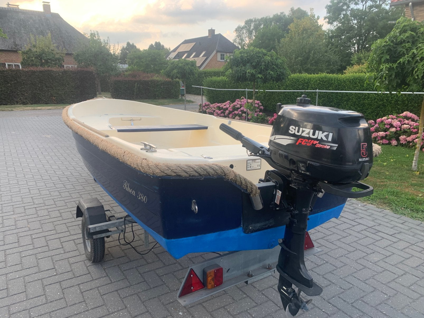 Vis / toerboot Rhea  380 Suzuki 5 pk 4t en trailer, Watersport en Boten, Ophalen of Verzenden, Zo goed als nieuw, Polyester