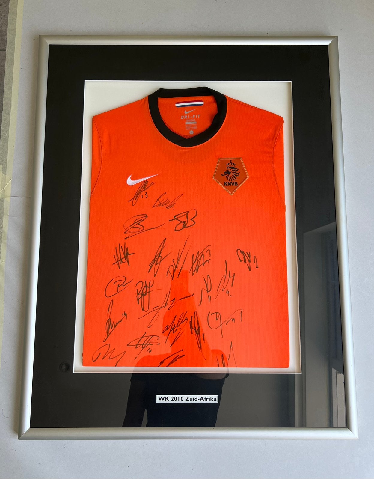 Gesigneerd Nederlands Elftal WK 2010 Shirt (ingelijst), Verzamelen, Sportartikelen en Voetbal, Ophalen of Verzenden, Nieuw, Buitenlandse clubs