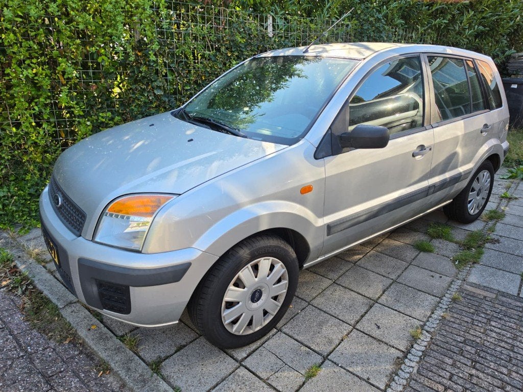 Ford Fusion 1.4 16V 2009 Grijs, Auto's, Ford, Voorwielaandrijving, 15 km/l, Elektrische ramen, 49 €/maand
