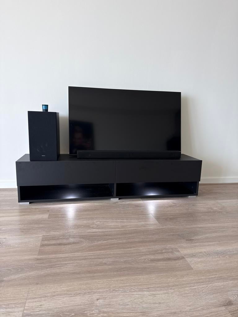 Zwart TV Meubel met LED Verlichting - 140x32.5x32 cm, Ophalen, Gebruikt, Hout