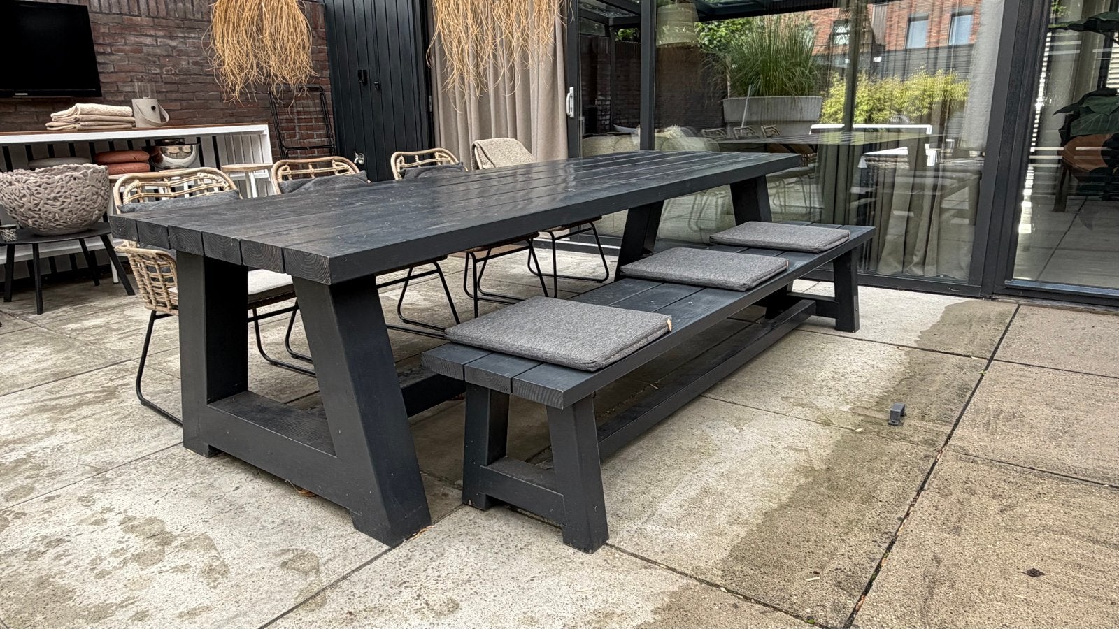 Robuuste tuintafel (300 cm / douglashout), 4 stoelen en bank