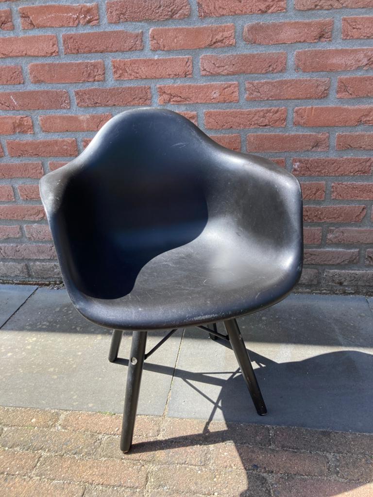 Zwarte kinder kuipstoel met houten poten, Ophalen of Verzenden, Gebruikt
