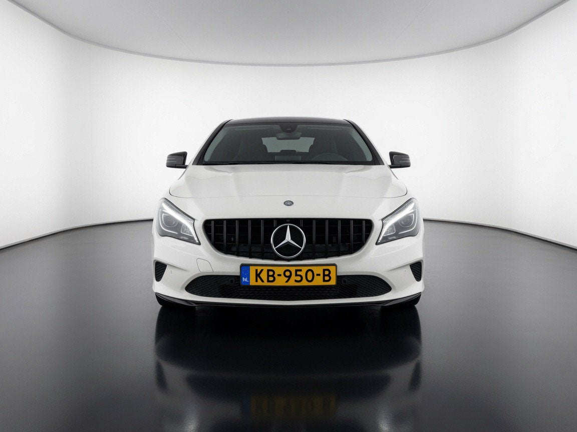 Mercedes-Benz CLA 200, AUT, Pano, Xenon, Leder, Auto's, Mercedes-Benz, Zwart, 715 kg, Wit, 19 km/l