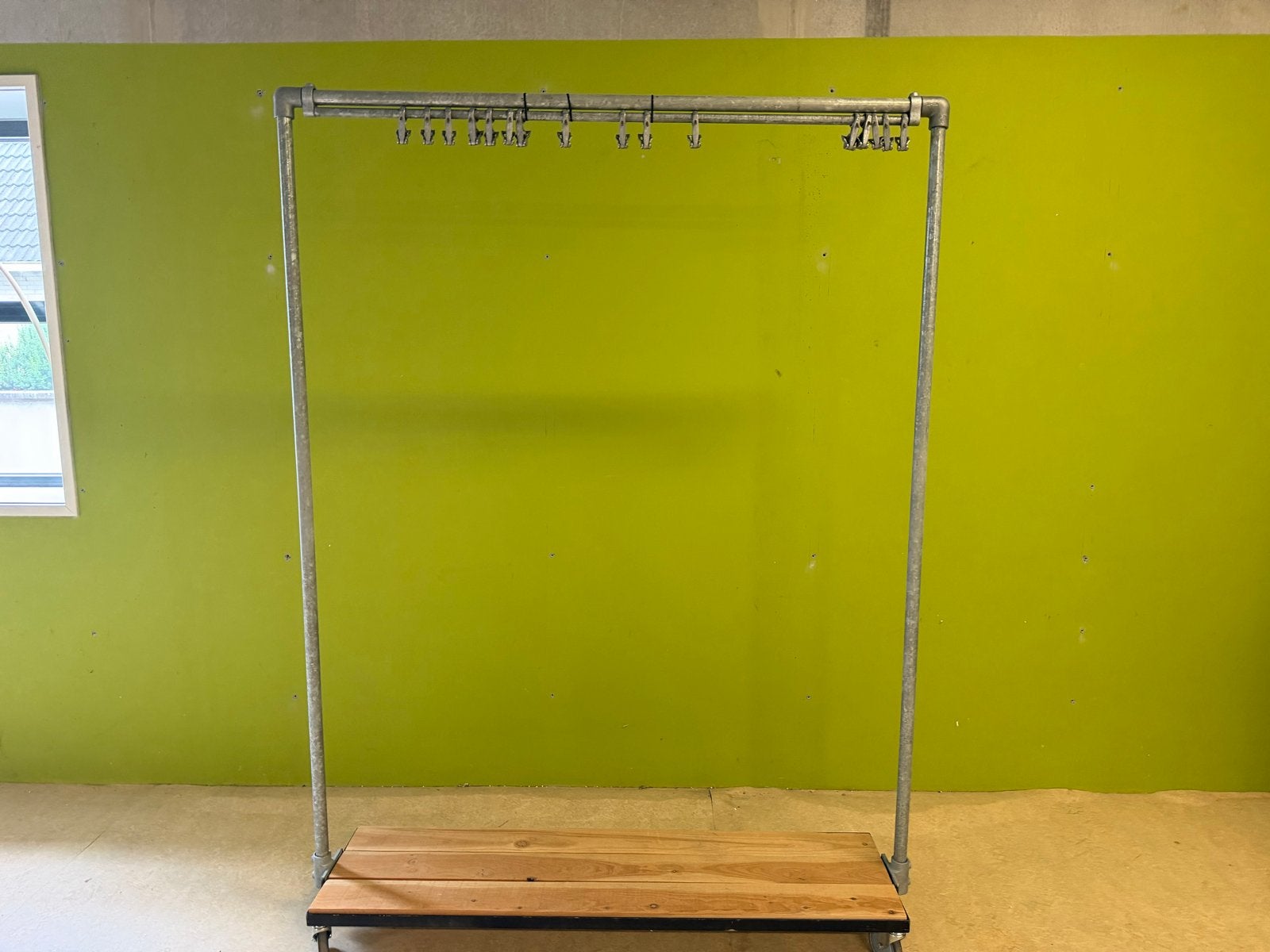 Kledingrek met  speciale klips en houten basis en wielen, Ophalen, Met wielen, Gebruikt
