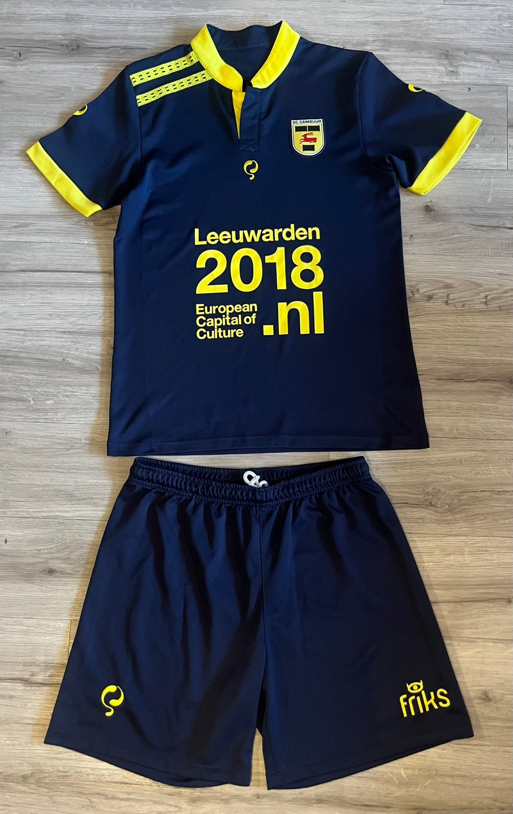 2 delig voetbaltenue van Leeuwarden Culturele Hoofdstad 2018, Maat M, Ophalen of Verzenden, Zo goed als nieuw, Set