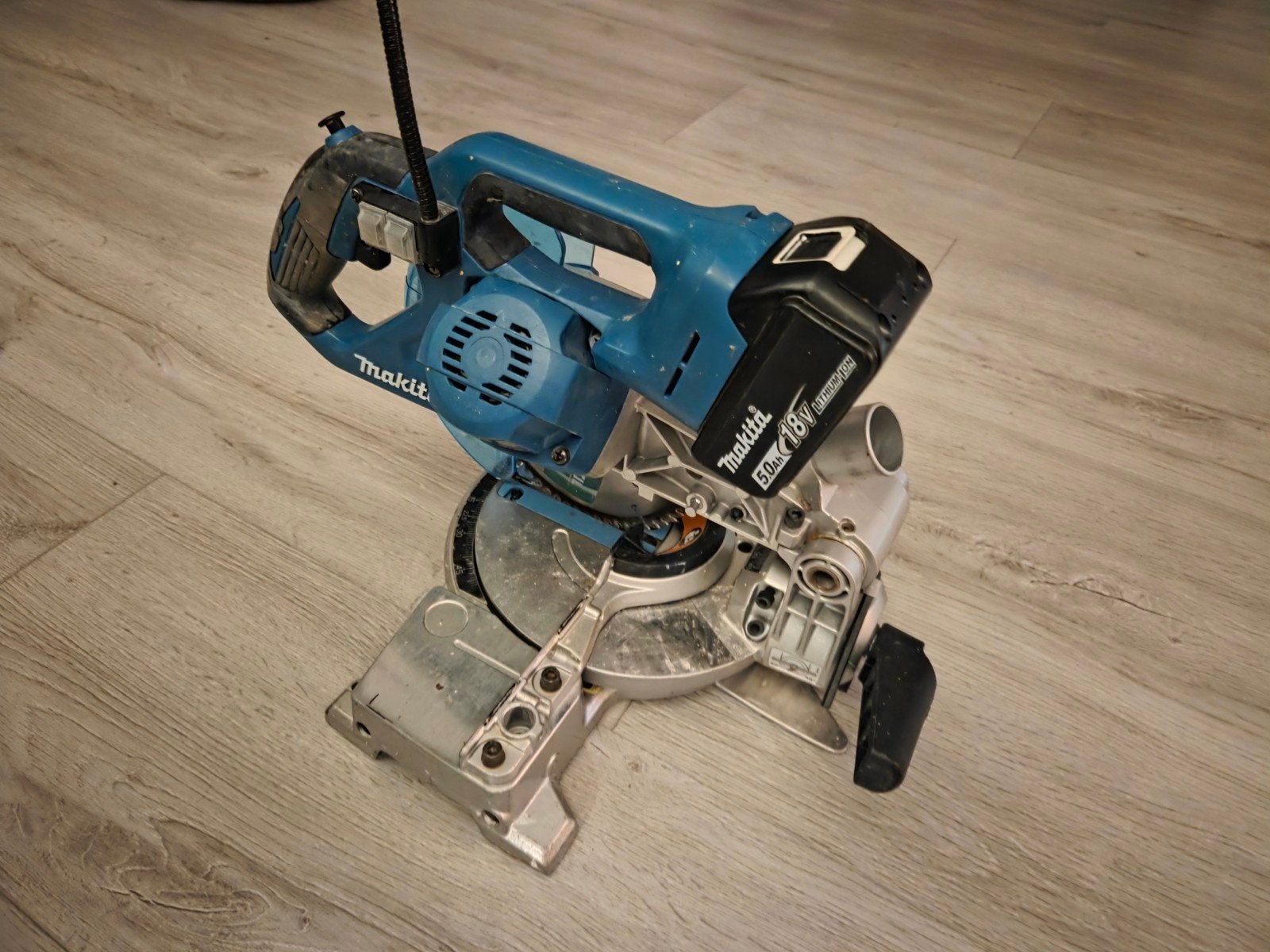 Makita Afkortzaag Makita DLS600 18V incl accu en oplader, Ophalen of Verzenden, Afkortzaag, Makita