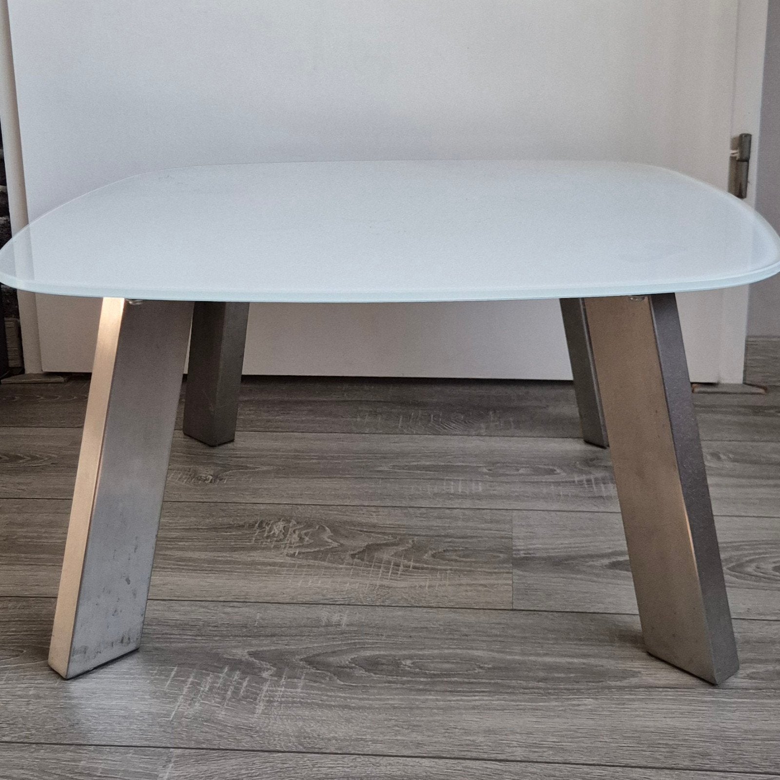 Moderne glazen bijzettafel met metalen poten, Ophalen, Gebruikt, Overige vormen, Modern