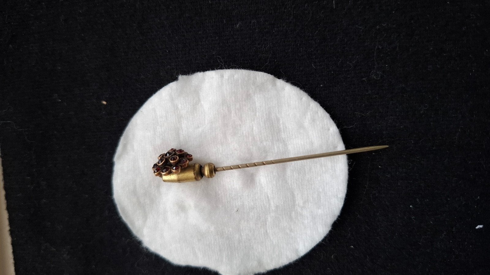 Antieke broche/dasspeld met granaatstenen, Sieraden, Tassen en Uiterlijk, Overige materialen, 4 tot 7 cm, Gebruikt, Ophalen of Verzenden