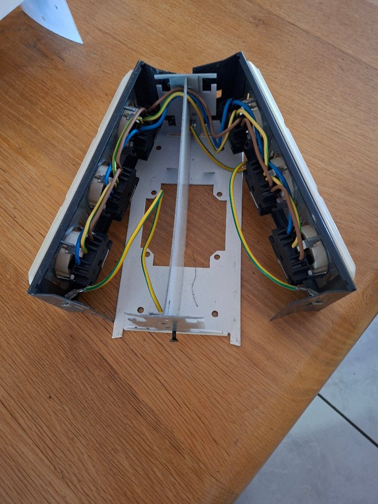Legrand vloerzuil met 6 wcd + ra Jung, ca. 25 x 13 x 9,5 cm., Ophalen of Verzenden, Stopcontact
