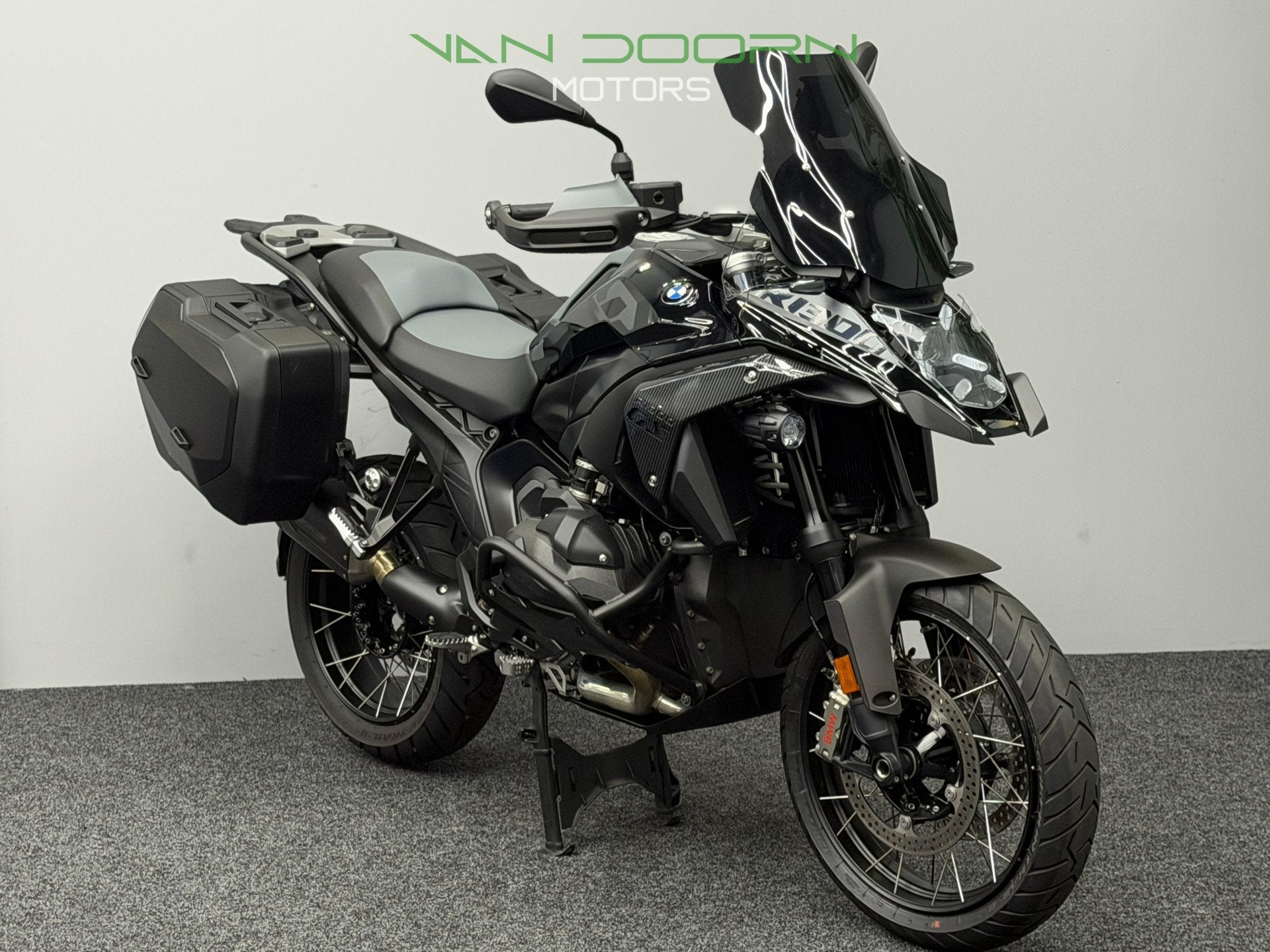 BMW R 1300 GS | Triple Black | BTW | Remus | Koffers | Full, Info@vandoornmotors.nl, Kraaivenstraat 23-5
5048AB  TILBURG, NL, Bedrijf