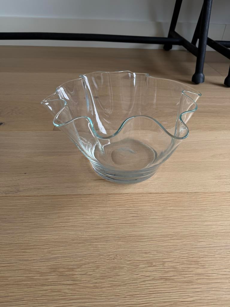 Decoratieve glazen fruitschaal met golvende rand, Huis en Inrichting, Woonaccessoires | Schalen en Manden, Zo goed als nieuw, Schaal