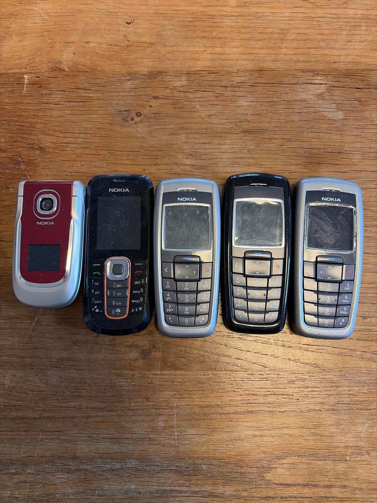 Oude retro Nokia's - Inclusief opladers en werkende batterij, Telecommunicatie, Mobiele telefoons | Nokia, Gebruikt, Overige kleuren