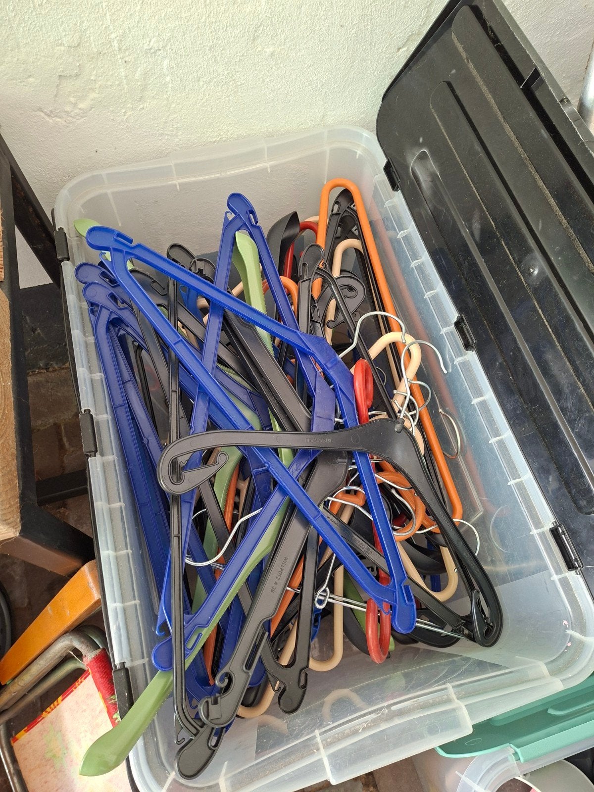 Gratis - Diverse kledinghangers in opbergbox, Ophalen, Kunststof