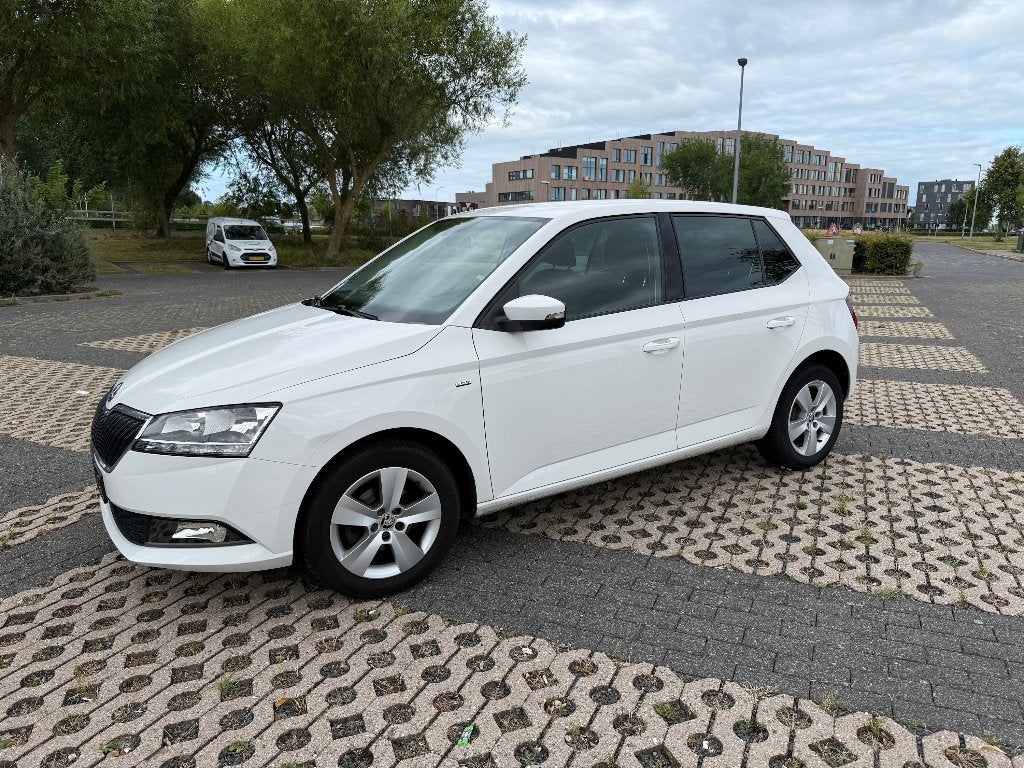 Skoda Fabia Clever: Lage km|CarPlay|Parkeer|Stoelv|AllSeason, Auto's, Voorwielaandrijving, Stof, 74 pk, Zwart