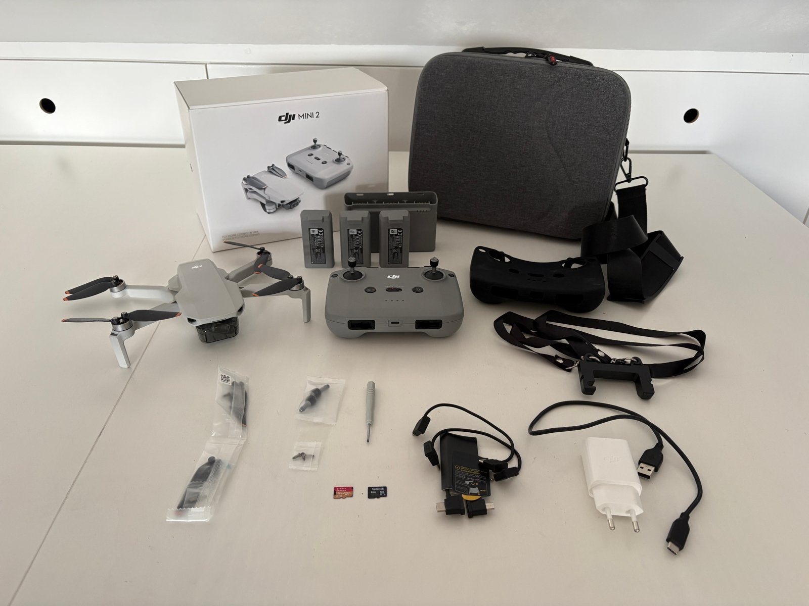 DJI Mini 2 Fly More Combo met accessoires en 3 accu's, 30 tot 45 minuten, Cameradrone, Extra accu('s), 5 tot 10 kilometer