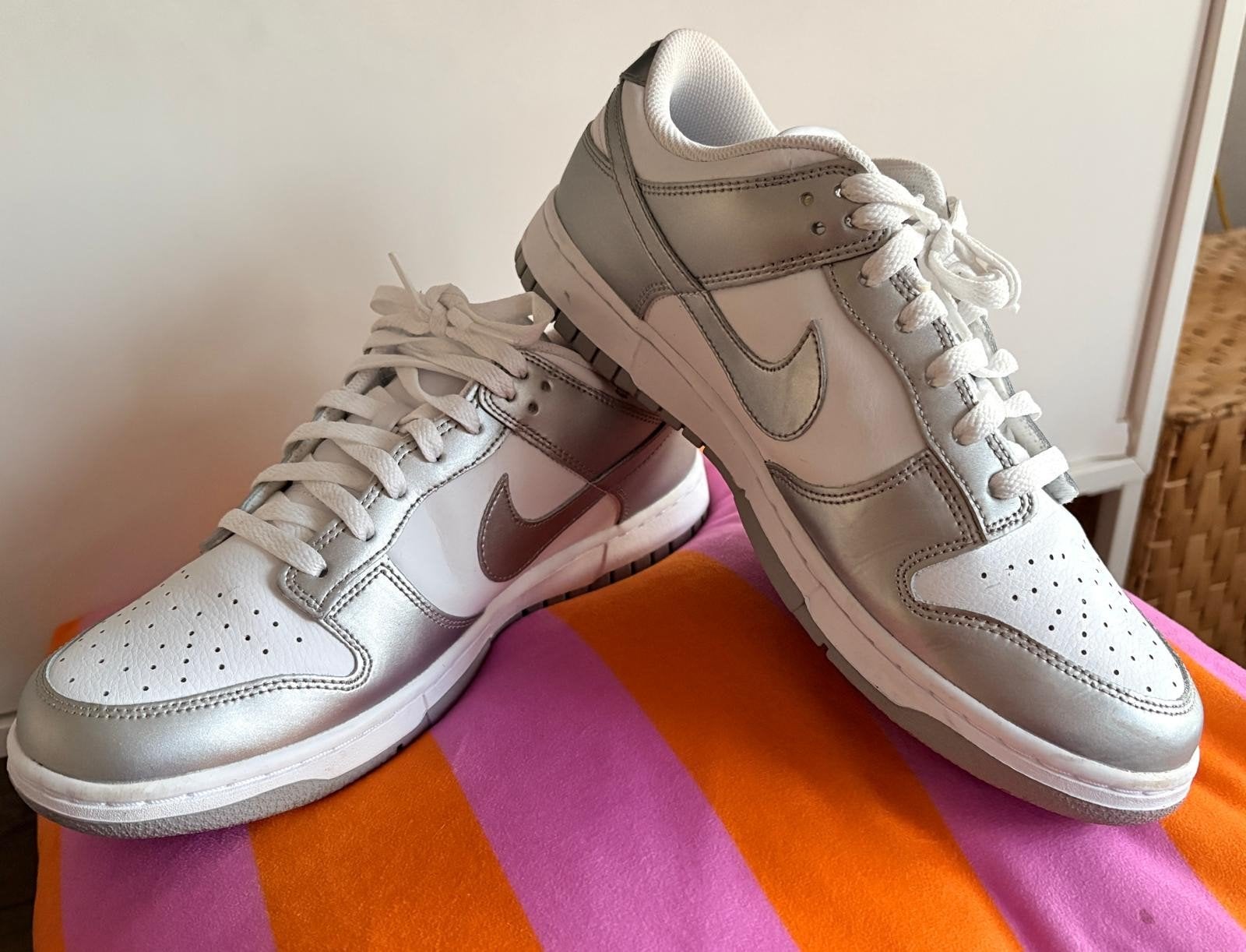 Nike Dunk Low Metallic Silver (maat 43), Kleding | Heren, Schoenen, Zo goed als nieuw, Overige kleuren, Ophalen