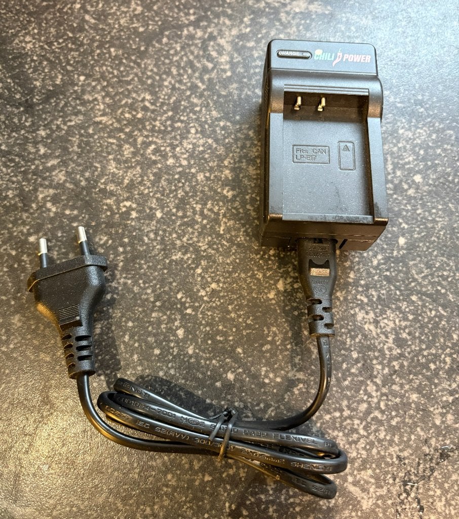 2 LP-E17 Batterijen incl oplader voor o.a. EOS R8, Audio, Tv en Foto, Zo goed als nieuw, ChiliPower, LCD-display, Canon