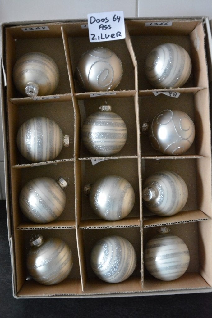 Kerstballen zilver Doos 64, Ophalen of Verzenden, Zo goed als nieuw
