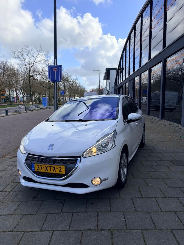 Peugeot 208 1.2 pano netjes, Ophalen