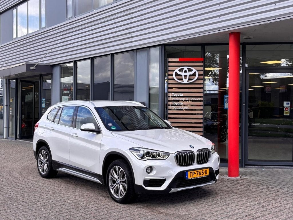 BMW X1 sDrive18i High Exec. | Automaat | Leder | Trekhaak |, Auto's, Gebruikt, Wit, Parkeerassistent, 3 cilinders