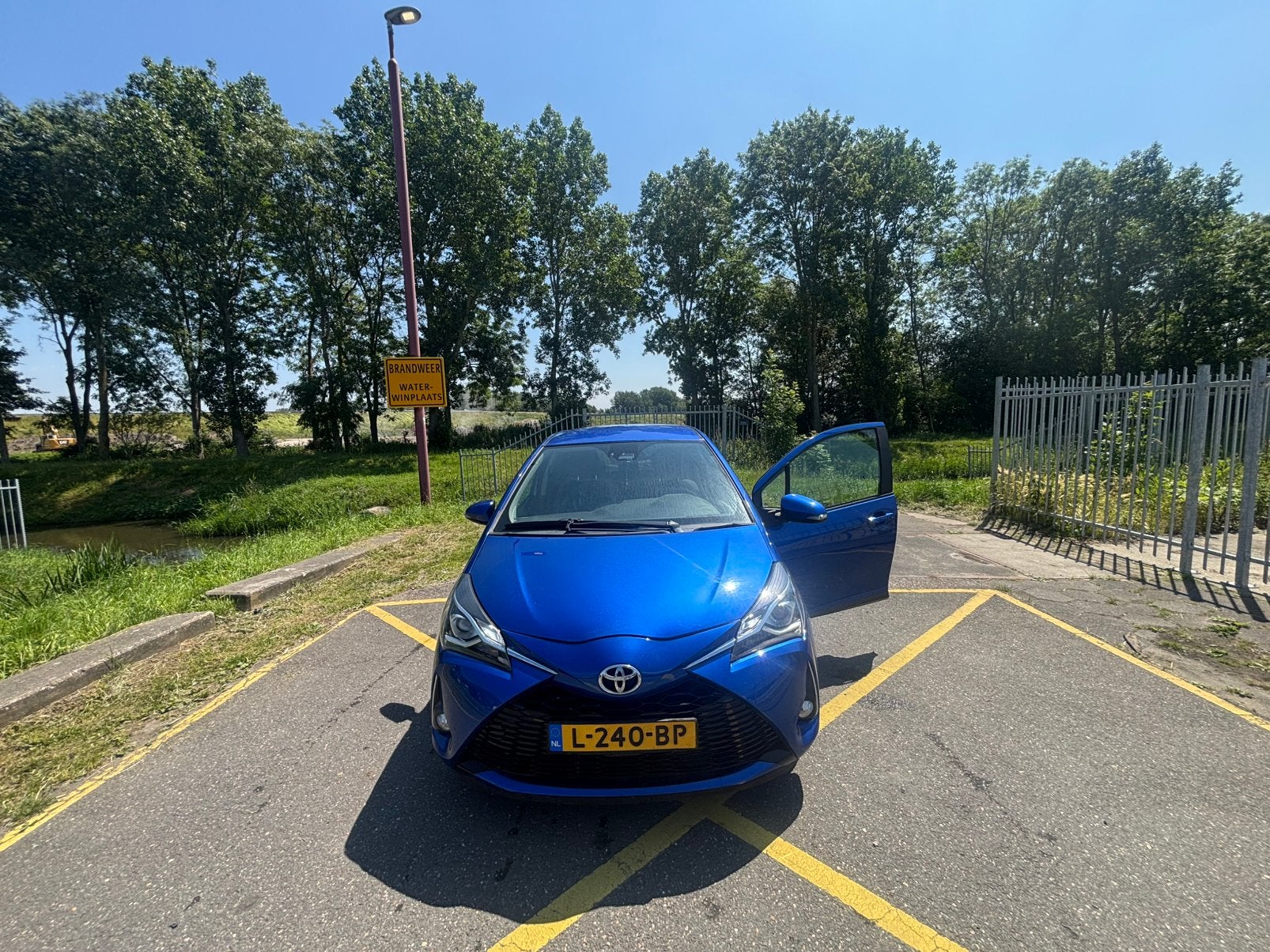 Toyota Yaris y20, Auto's, Stof, 40 €/maand, Zwart, Blauw