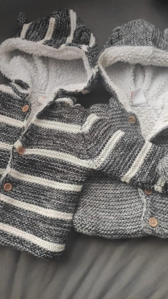 Twee prachtige babyjasjes vestjes tweeling jongetje maat 50, Kinderen en Baby's, Babykleding | Maat 50, Truitje of Vestje, Ophalen of Verzenden