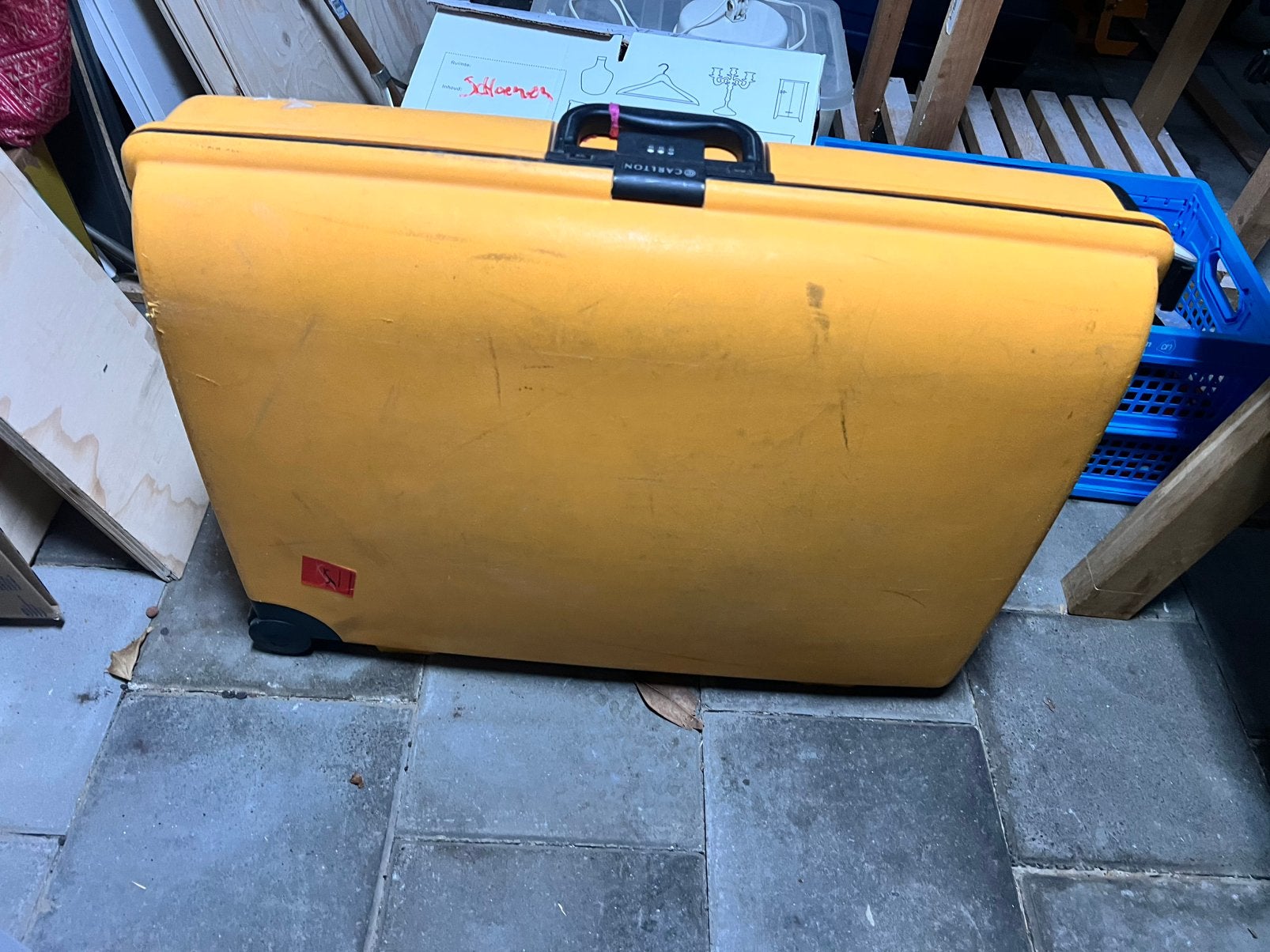 Twee grote harde stevige koffers samsonite en carlton. Teab, Ophalen, Hard kunststof, Zo goed als nieuw, 70 cm of meer