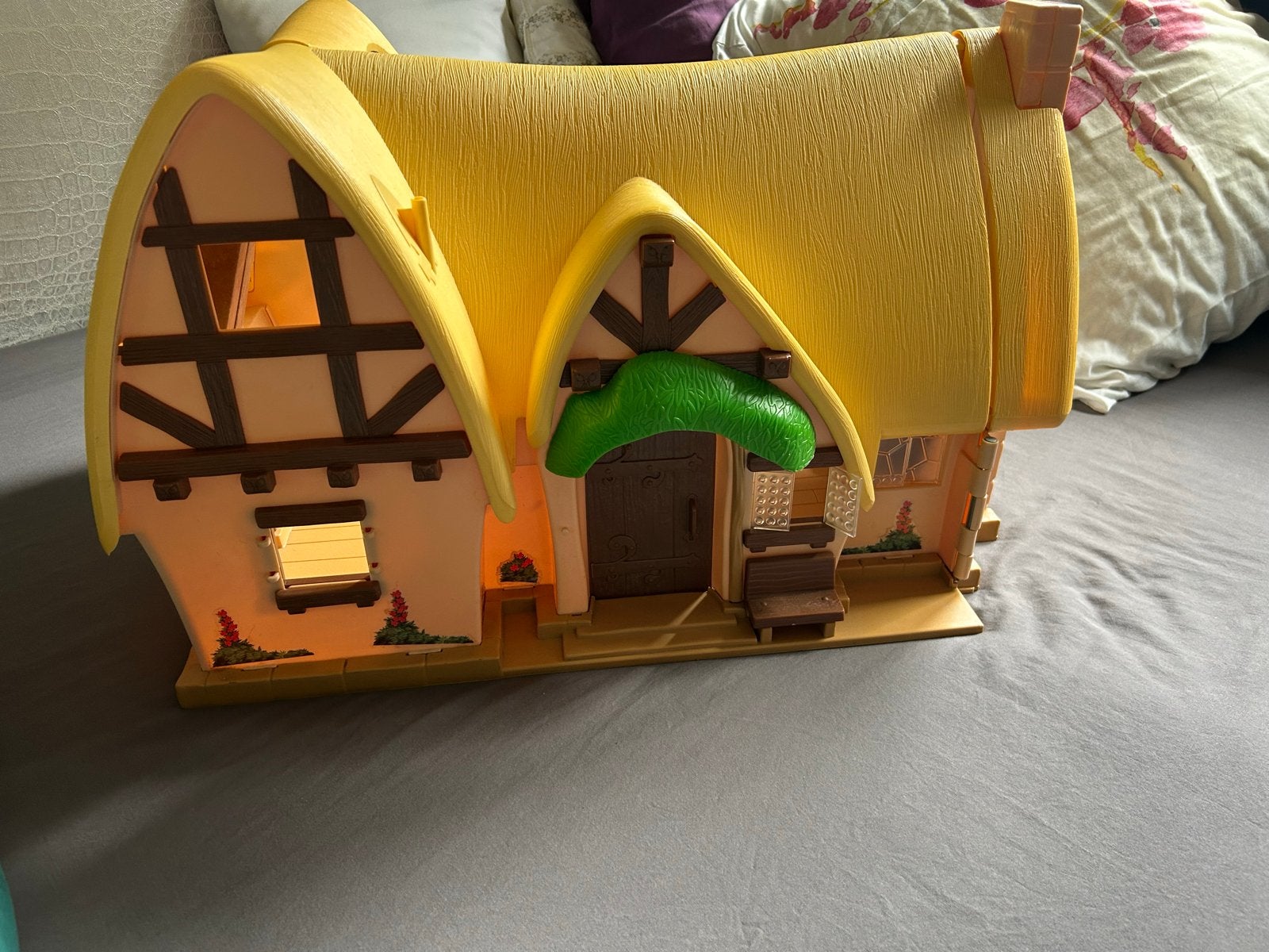 Foto 3 van Compleet Disney Sneeuwwitje huis met poppen en accessoires