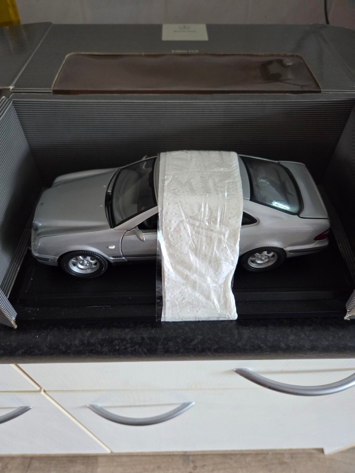 Mercedes clk 1:18 "vitrine koopje", Hobby en Vrije tijd, Modelauto's | 1:18, Ophalen of Verzenden, Gebruikt, Auto, Overige merken