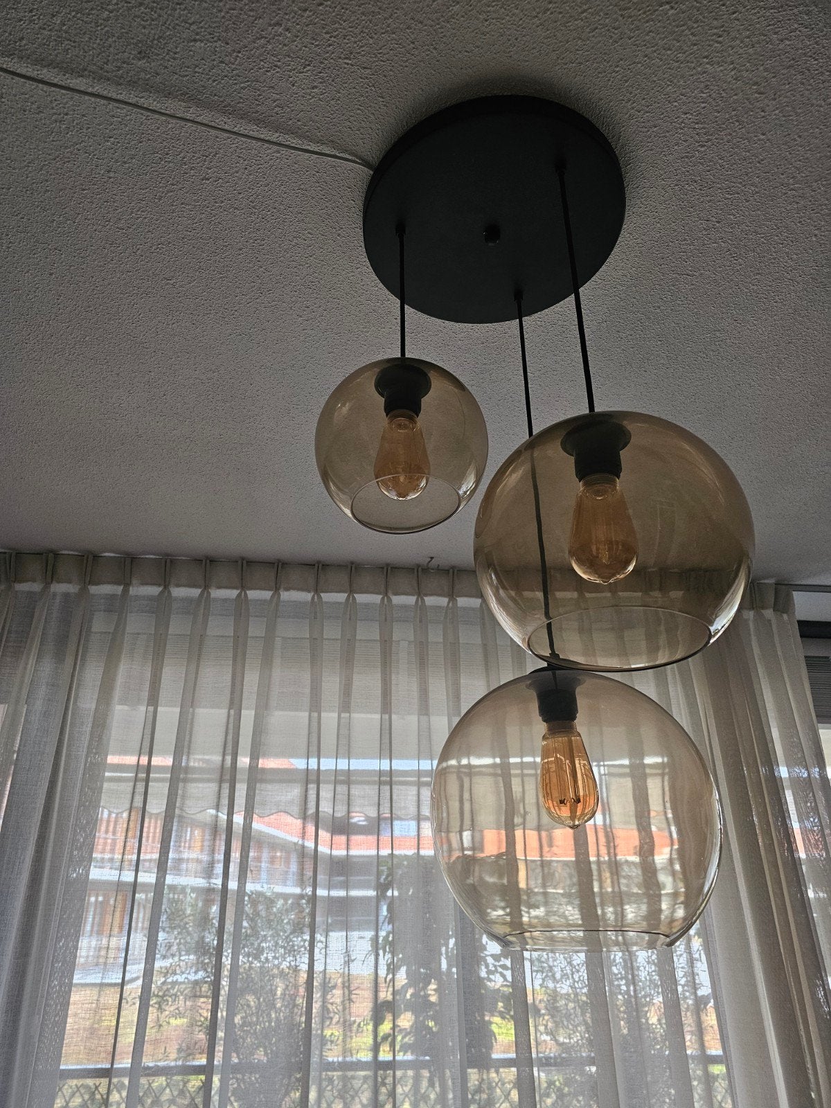 Moderne hanglamp met 3 amberkleurige glazen bollen, Ophalen, E27 (groot), Zo goed als nieuw, Glas