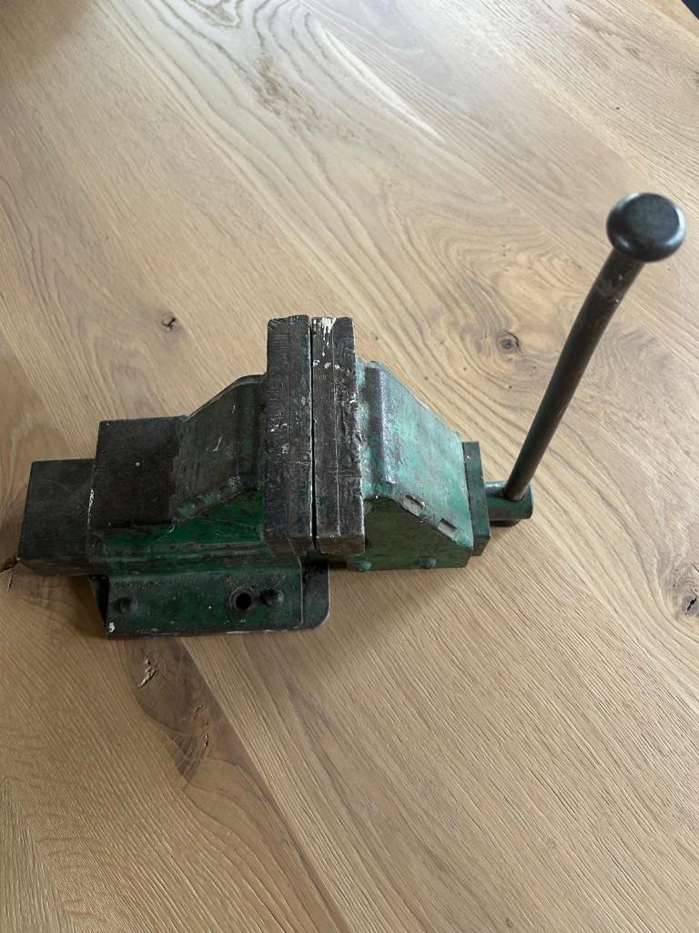 Bankschroef oud, bekbreedte 120 mm met bevestigingsbouten, Ophalen of Verzenden, Gebruikt