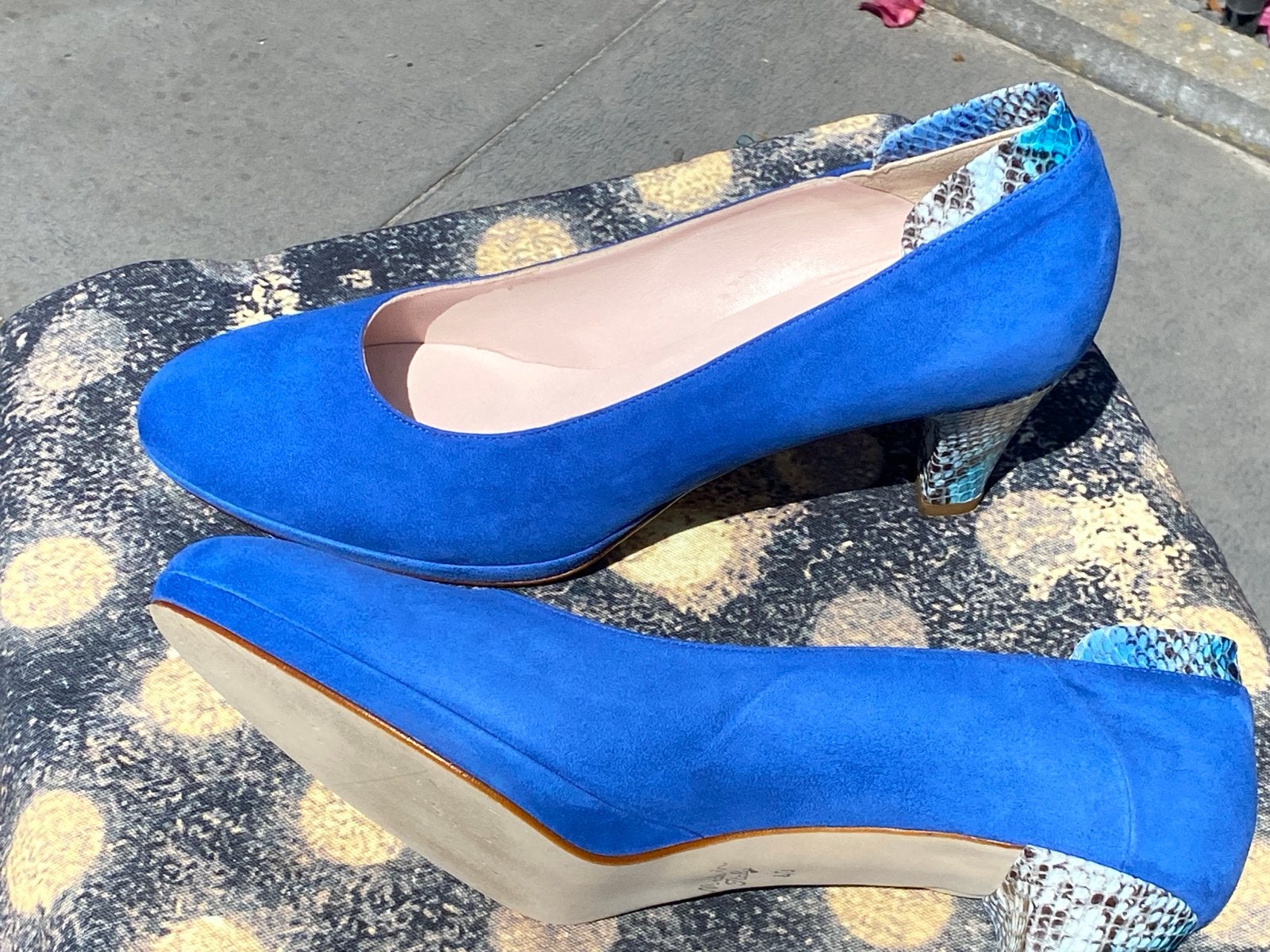 Lilian suède pumps - handgemaakt in Italië, Kleding | Dames, Schoenen, Ophalen of Verzenden, Zo goed als nieuw, Blauw, Pumps